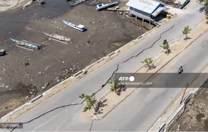 Earthquake kills 54, displaces 12,800 in Indonesia