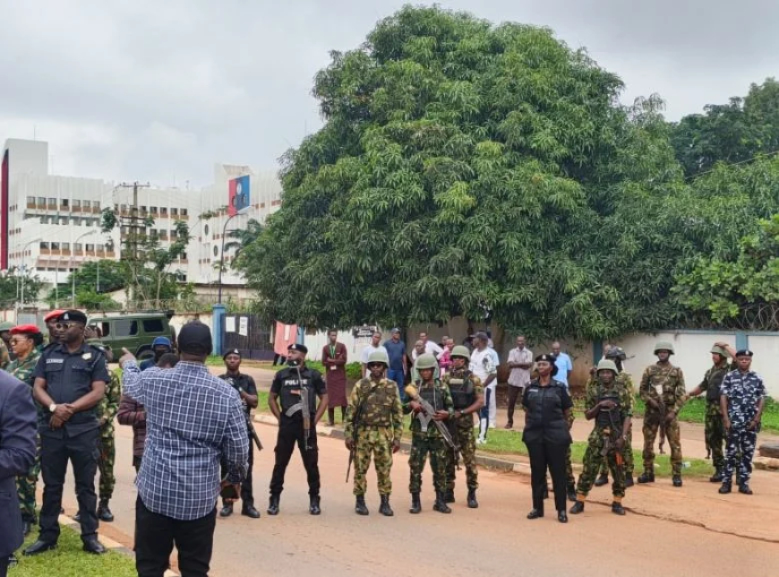 Police, soldiers block ex-servicemen from protesting at defence ministry