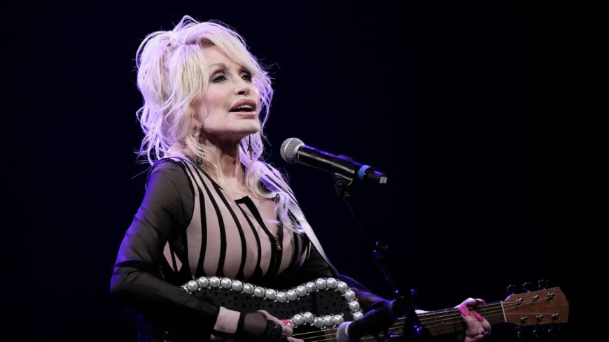 Dolly Parton: US lowers flags for one week