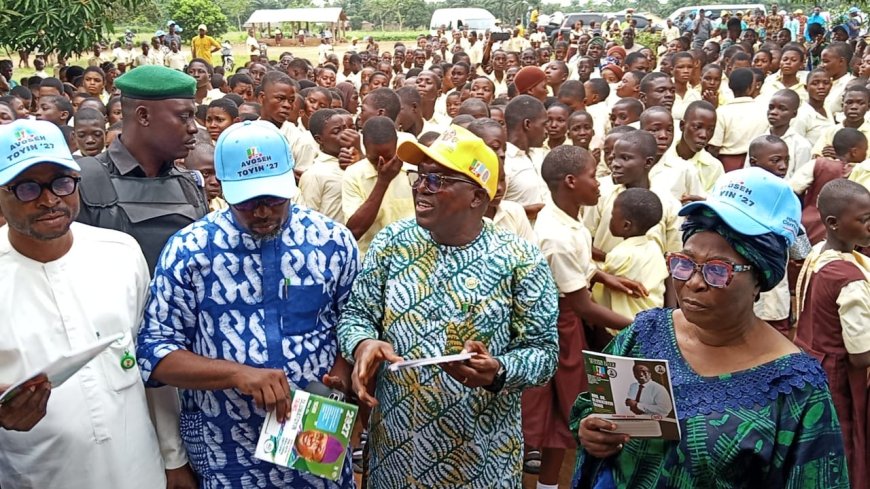 APC Reps Candidate, Toyin Taiwo, Supports Students Across Ipokia with Educational Materials