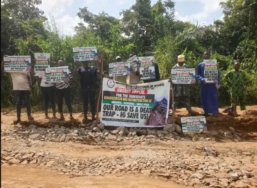 Youths protest delayed reconstruction of deplorable Ogun road
